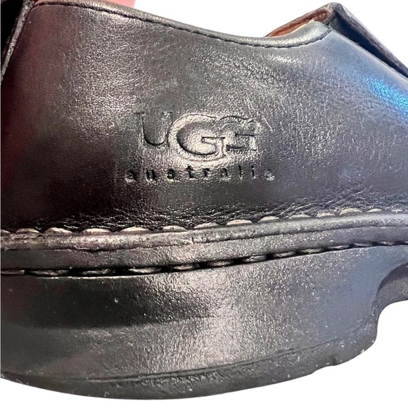 UGG Slip On Loafers Byrnes Black Leather Business Casual S/N 5532 Size 8.5 Mens main image 6